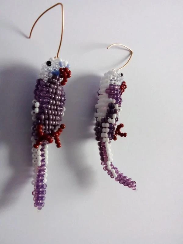 Boucles d'oreilles " perroquet violet-blanc" en perles.